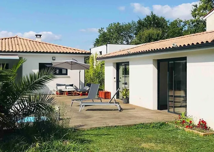 Сasa de vacaciones Avec Piscine Et Jardin Privatifs Le Pian-Médoc